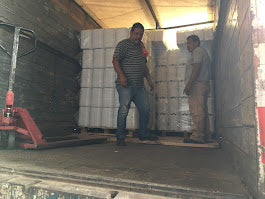 Trailer con 3500 Enavases de plastico tipo bidon de 20 litros, Extra ligero, super resistente