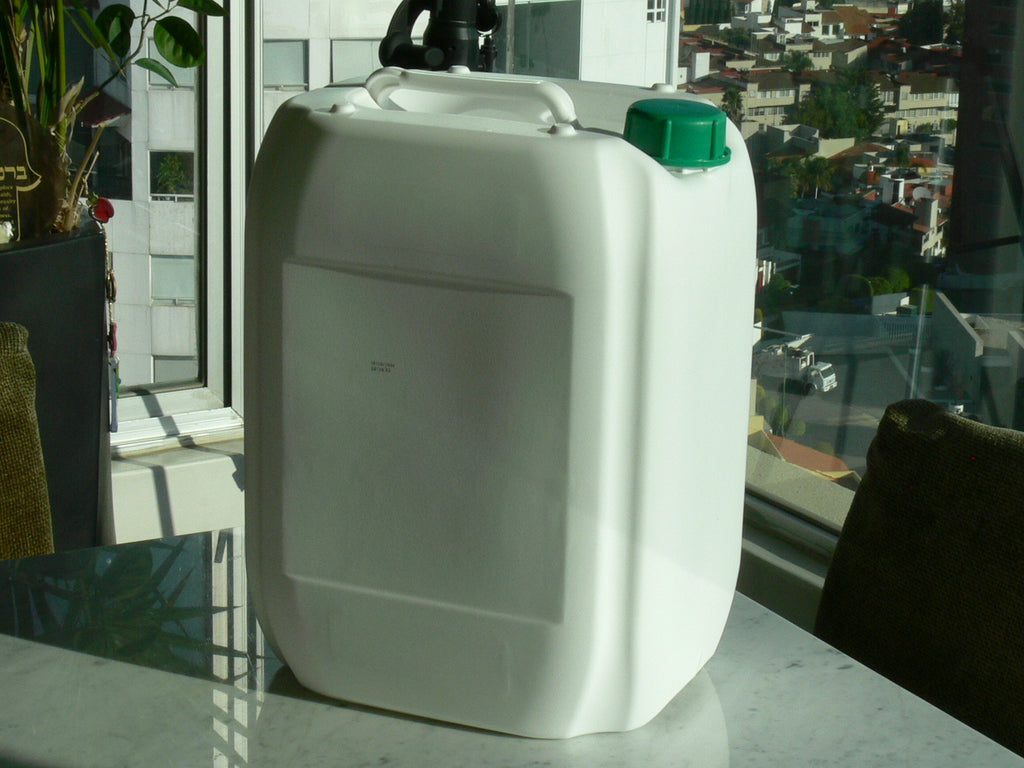 Trailer con 3500 Enavases de plastico tipo bidon de 20 litros, Extra ligero, super resistente