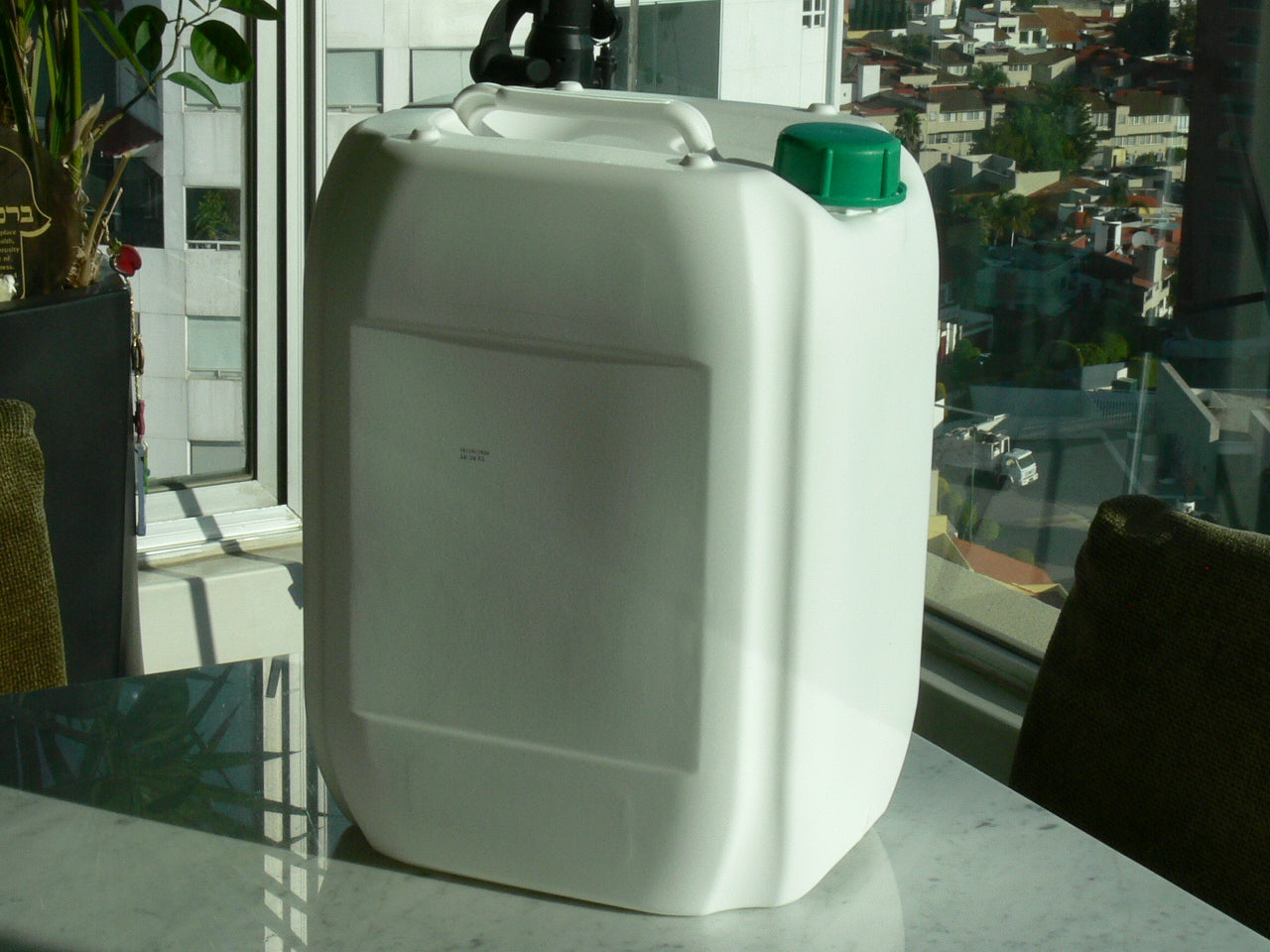 Trailer con 3500 Enavases de plastico tipo bidon de 20 litros, Extra ligero, super resistente